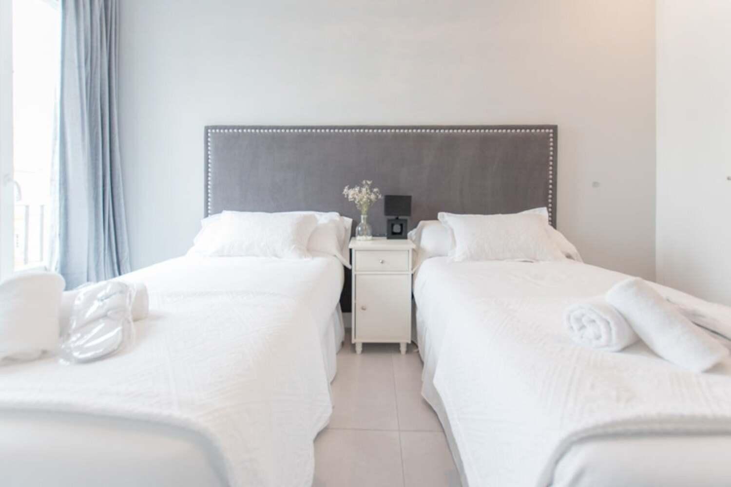 Modern And Luxurious -3 Bdr 2bth- Pastor Y Landero Sevilla
