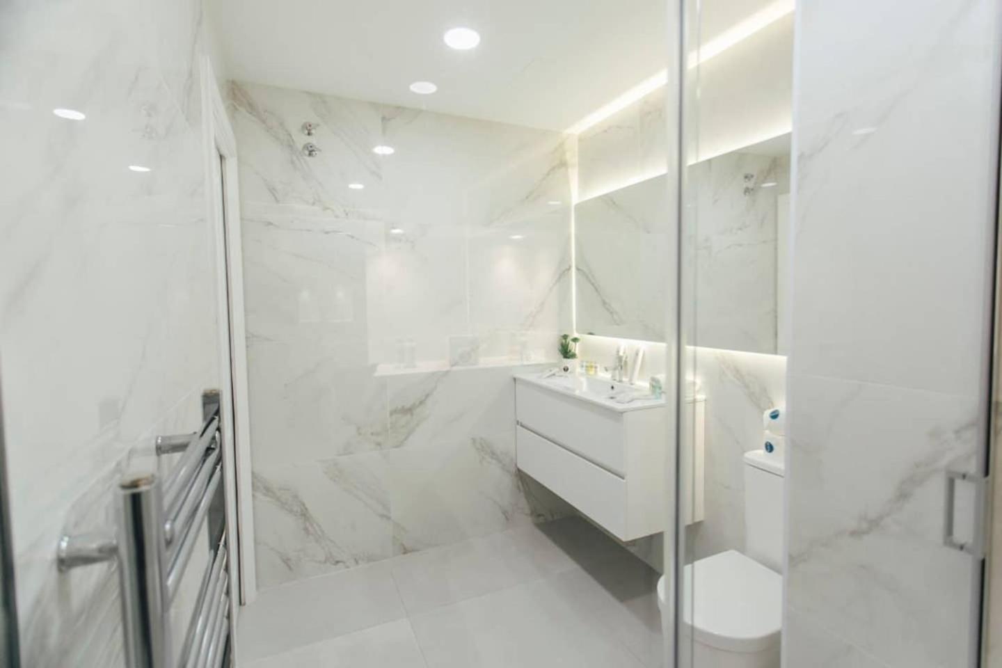 Modern And Luxurious -3 Bdr 2bth- Pastor Y Landero Sevilla